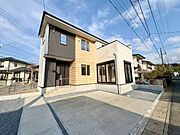 並列駐車が可能なカースペースで、毎日の車の出し入れもスムーズ。暮らしの利便性を高めます。 