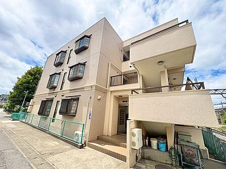 周囲の環境と心地よく調和する、親しみやすい外観。長く住み続けるほどに愛着がわく素朴な風合いです 