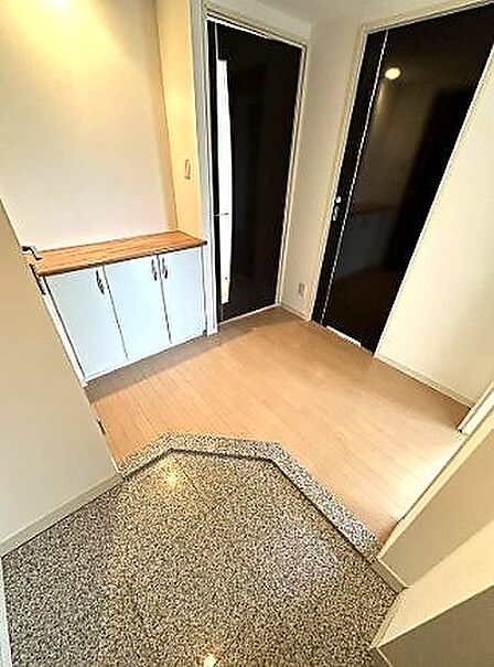 帰宅するたびに気持ちが整う、洗練された設えの玄関ホール。住まいの顔として上質な空気感が漂います
