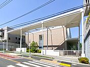 港区立三田中学校 徒歩12分 940m