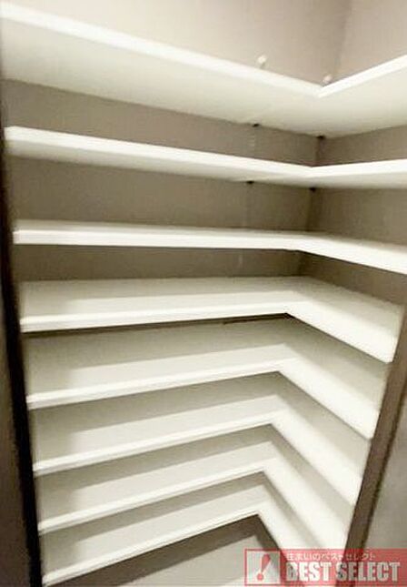 *靴や小物類もスッキリと収納できる可動棚を備えたシューズクローク*