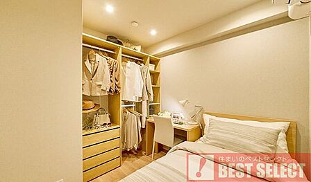 *オープンクローゼットを備えたサービスルーム*(家具・小物等は付属しておりません)