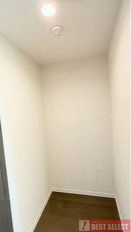 ＊玄関ドアとシューズボックスは、統一感のある色調で落ち着いた空間を演出＊