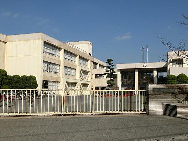 画像16:岡垣町立岡垣東中学校(420m)