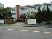 水巻町立水巻南中学校(810m)