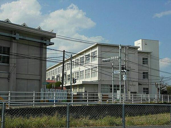 画像15:遠賀町立浅木小学校(630m)
