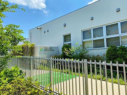 青松こども園開園時間(7:30〜18:00※休園日 日曜日)園庭が広く、食育や自然に対する教育に力をいれているこども園です。園庭にはビオトープがあり自然と触れる機会も多いことも魅力のひとつです…