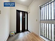 2021年リフォーム済み親子扉採用の玄関です。