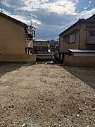 建築条件なし、お好きなハウスメーカー・工務店で建設可能です。JR・近鉄の２Wayも徒歩圏内、高台の見晴らしの良い土地です。