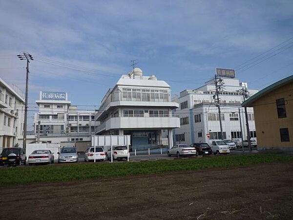 病院「佐藤病院まで820m」