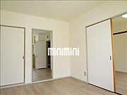 明るい洋間です。