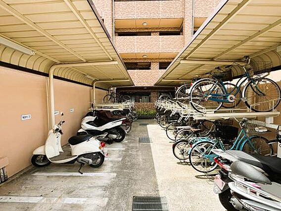 バイク置場と自...