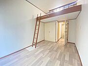 ひとり暮らしに十分な６．３帖のお部屋。インテリアも置けて楽しめます。