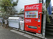 建物の目の前に自動販売機があって大変便利です。コンビニも遠くありませんが、階段を降りたらすぐです。