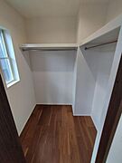 2号棟（家具付き） 8帖のお部屋からは収納力たっぷりのWICが利用できます。