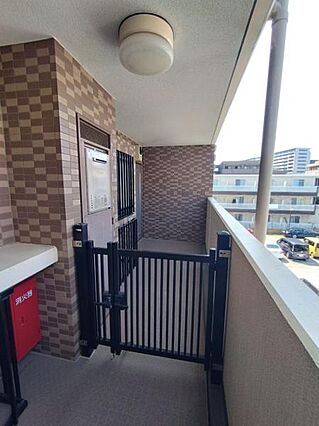 角部屋の為玄関...