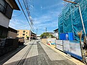 前面道路も広々、閑静な住宅街で落ち着いて過ごすことができそうです。