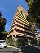 4棟のうちの高層19階建てのサザンタワー、18階部分。自然が感じられる敷地にそびえる外観が圧巻です。