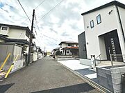 前面道路は5.9ｍ。 区画整理された町並みで、道路も広々。