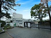 習志野市立藤崎小学校　徒歩11分 藤崎交番を通るルートでの通学も可能、安心できる通学路。同敷地内には幼稚園も併設されています。