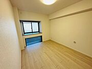 出窓のついた6.1帖の洋室。シンプルで、どんな趣味のお部屋にもマッチする洋室です。