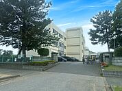 千葉市立幕張西中学校まで徒歩9分 13の部活動が活動する。自然に囲まれた開放感ある学校。 