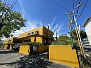 学校法人芳野学園付属幼稚園まで徒歩10分 一時預かりも行っていたり、未就学児向けに多数イベントも開催。「子どもが中心(まんなか)にいる」を理念に掲げた幼稚園。