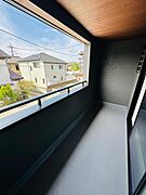 たっぷりワイドなバルコニー。屋根付きで急な雨も安心。