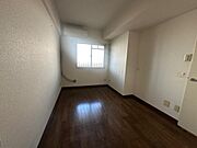 5帖の洋室のお部屋。大きな窓があるから明るいお部屋です。
