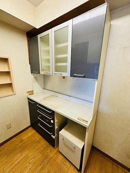 キッチン背面にはすぐに使える食器棚付き。