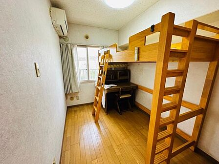 もう一部屋は4帖。コンパクトの良さは、手に届く範囲に物が届くところ。