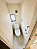 トイレ：2号棟 トイレの様子です。手すりがついており、立ち座りの補助をしてくれます。
