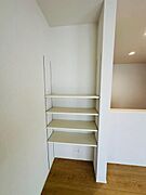 （2号棟） リビングには可動棚搭載。インテリア置きやちょっとした収納としても使えます。