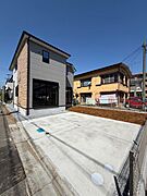 駐車スペースは広々2台分。お庭も設けられ、お好きに自由にお使いいただけます。