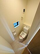 （1号棟） 各階にあるトイレはもちろんウォシュレット機能付き。
