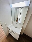 人気の三面鏡タイプの洗面台です。鏡の裏にも棚があるので収納豊富です。
