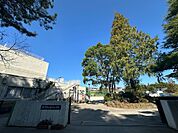 習志野市立藤崎小学校まで徒歩19分 昭和49年創立。まわりが豊かな緑に囲まれのどかな印象です。