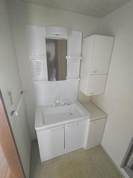 洗面台は3面鏡使用で身だしなみが整います。収納できる箇所が豊富で、空間がすっきりします。