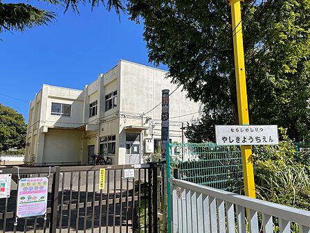 習志野市立屋敷幼稚園まで徒歩16分 広い園庭のある幼稚園は小学校敷地内にあります。近隣の教育施設やデイサービスセンターとのふれあいもある。
