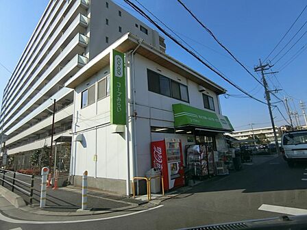 コープみらい ミニコープ屋敷店まで徒歩15分 10時から19時までの営業。駐車場はございません。小規模店舗。