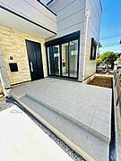 1号棟 広々とした玄関ポーチです。家族全員でのお出かけでも混雑しません。