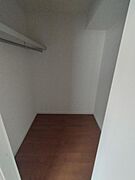 7.5帖の広さあるお部屋にご覧の大容量ウォークインクローゼット。