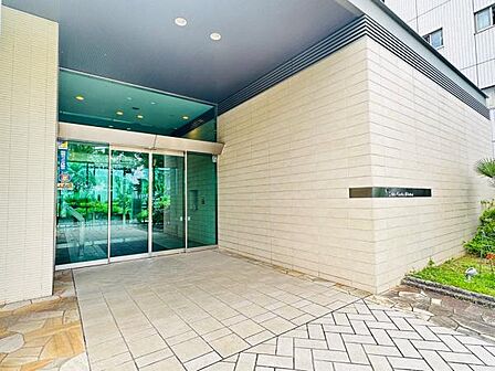 高級感あふれるエントランスがお出迎え。ホテルのようなラグジュアリーな空間です。