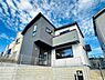 外観：（1号棟） 2色の色使いがお洒落な外観です。閑静な住宅地にもなじんでいます。