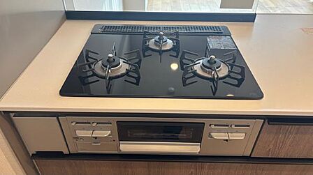 同時の調理もはかどる3口タイプのガスコンロです。