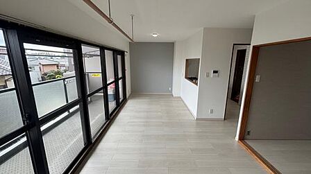 リビングから利用できる隣接のプラスワンなお部屋。子育て中や将来に役立つお部屋。ワンフロアって実用的。