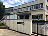 周辺：徒歩11分 幼稚園や小学校が隣接するまとまる教育施設。幅広く歩道もあり安心の通学路。