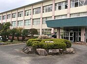 水巻町立伊左座小学校（349m）