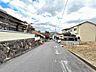 外観：◇前面道路◇前面道路は6.0mと幅広なので駐車が心配な方も安心です！南向きバルコニーは洗濯物も気持ちよく干せます！