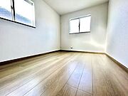 ◇6帖洋室◇北側のお部屋ですが、2面採光を確保しており明るいです。柔らかな光が長時間続くので、勉強や読書など落ち着いて作業するのに最適なお部屋です。お子様のお部屋や趣味部屋にいかがですか。